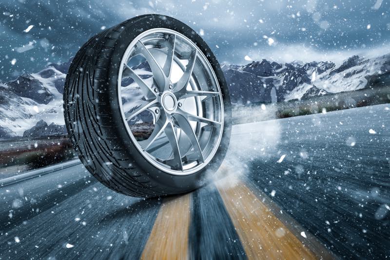 Winterreifen auf frostiger Fahrbahn
