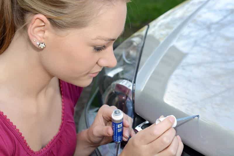 Lackkratzer am Auto ausbessern